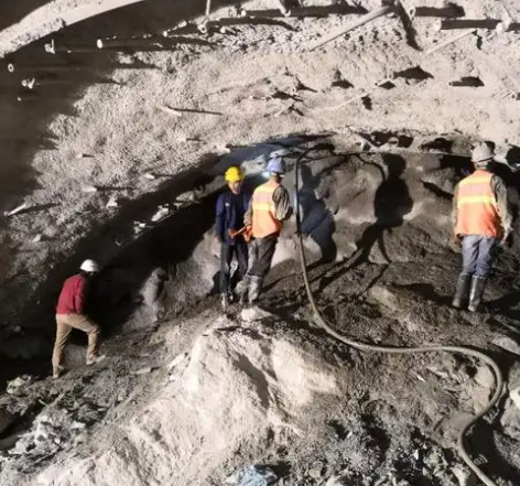 平陆拱顶带模注浆料的施工流程及注意事项